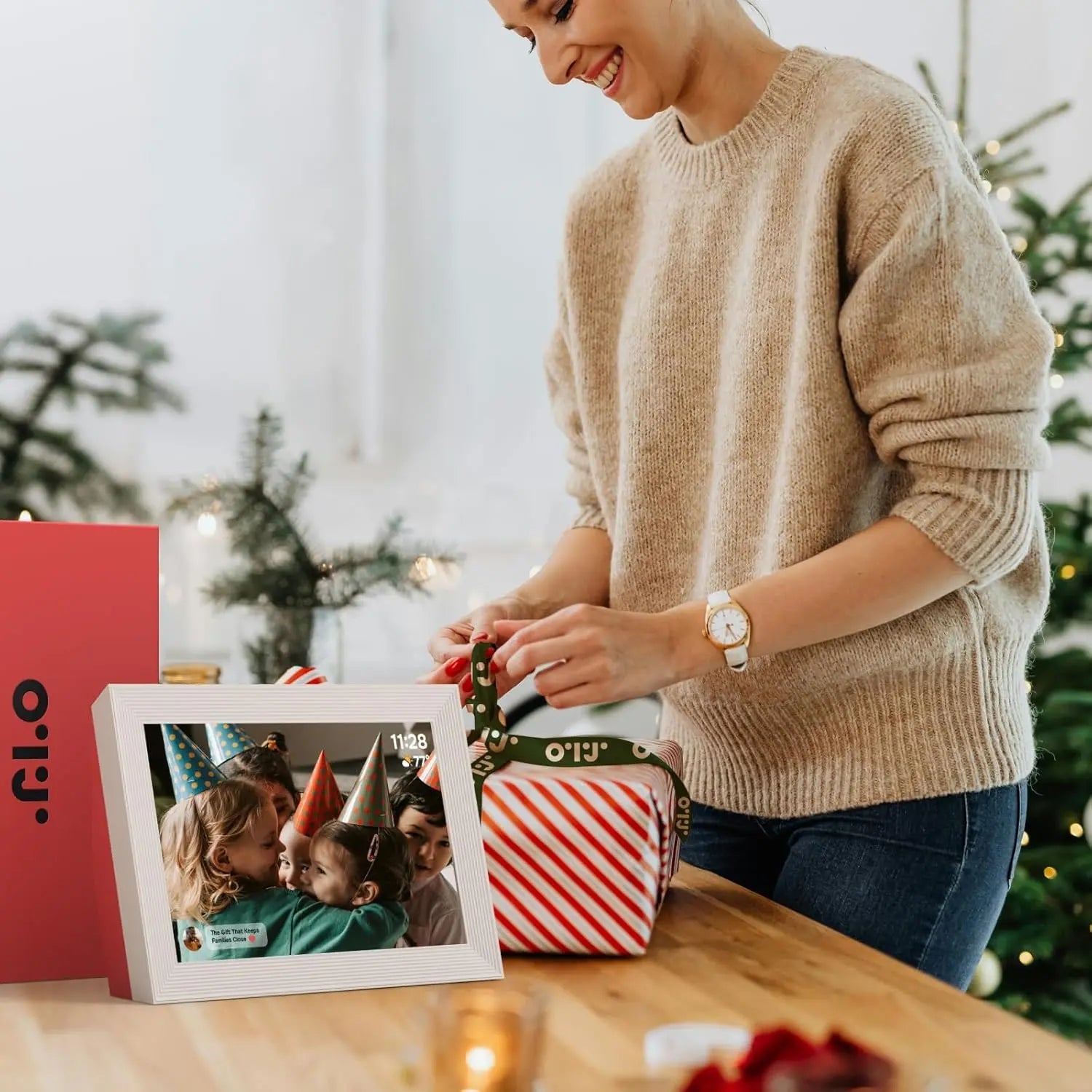 OTJ Frame 10.1″ Wi-Fi Digital Photo Frame (Frameo, 32GB, IPS Touch) OTJ